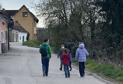 Wenn von Gründonnerstag bis Karsamstag die Glocken schweigen, übernehmen die Kinder mit ihren Ratschen diesen Dienst und rufen die Gläubigen zum Gebet.
