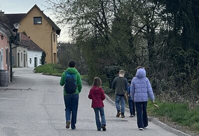 Wenn von Gründonnerstag bis Karsamstag die Glocken schweigen, übernehmen die Kinder mit ihren Ratschen diesen Dienst und rufen die Gläubigen zum Gebet.